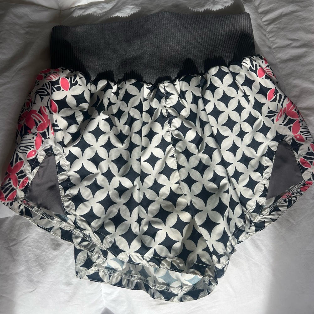 Free people carpe diem shorts. Size small. Grey and pink pattern